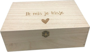 Ik Mis Je Kisje - Cadeautje voor een kind die een dierbare heeft verloren. Vol mooie en lieve cadeautjes die helpen bij verlies en het verwerkingsproces. Met extra ruimte voor eigen bewaarspulletjes. Speciaal ontwikkeld voor kinderen in de rouw.