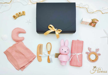 Kraamcadeaus voor meisje 7 stuks - Hawsaz.nl cadeau - Babygeschenksets - Geboortecadeau - babyshower - Babyset - Baby knuffel doekje - Speenkoord - Babygeschenk - baby speelgoed - Babyverzorging - Nijntje - Gepersonaliseerd
