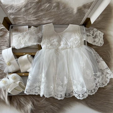 luxe feestjurk-bruidsjurk-Baby jurk-doopjurk -dooppakje-ivoorkleur jurk met lange mouwen-onderhemd-haarband-schoentjes-kousenbroek-borduurwerk-new born -geschenkdoos-kraamcadeau-fotoshoot newborn-5 delige set-bloemenmotief-maat 56/62 (2 tem 6maanden)