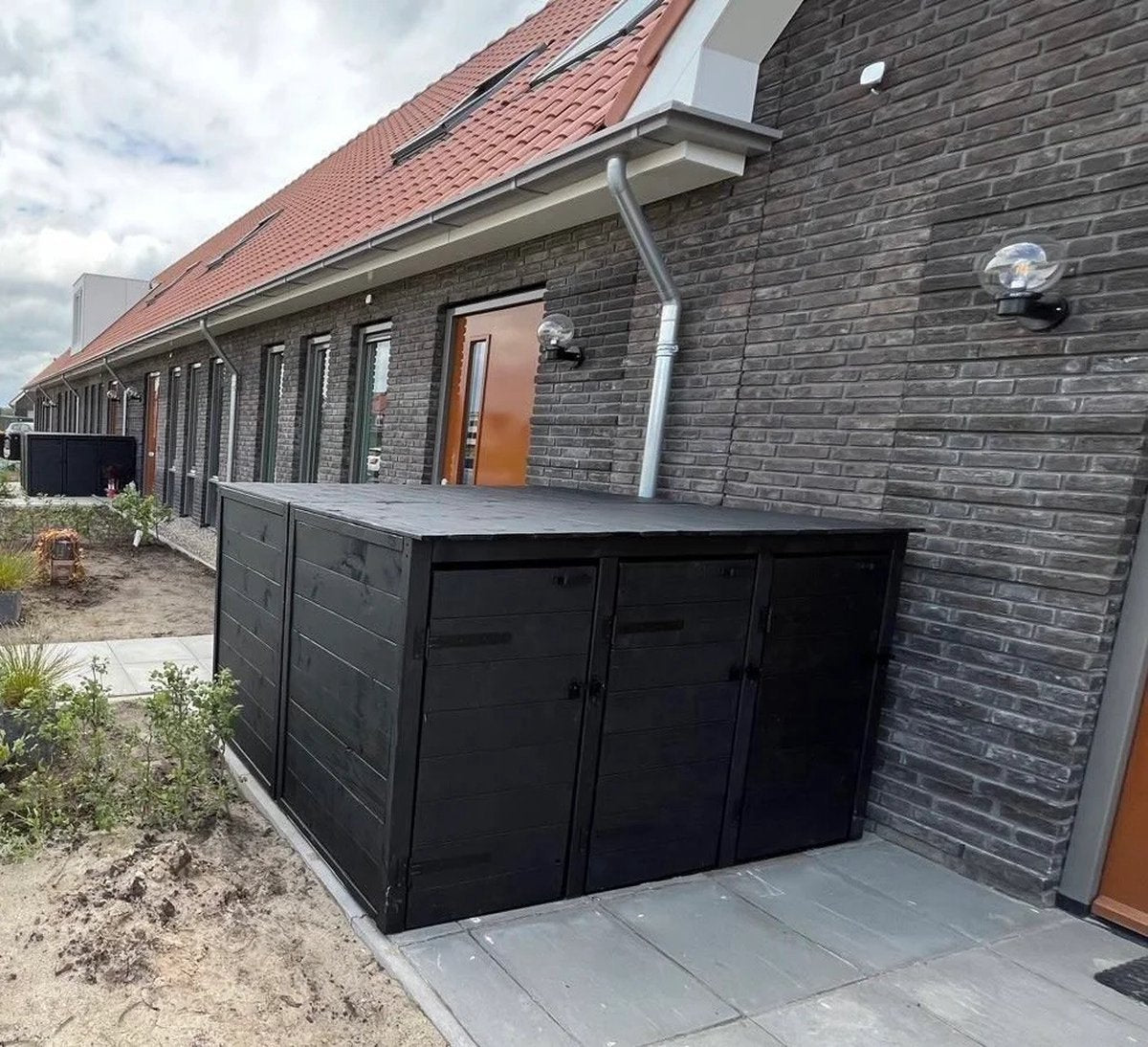 Containerombouw kliko ombouw douglas zwart 3 DICHTE ACHTERKANT LET OP GEEN BOUWPAKKET WORDT KANT EN KLAAR GELEVERD Dus geen gedoe van zelf in elkaar zetten Kliko Ombouw voor 3 containers Containerberging-Containerkast voor 3-Container berging