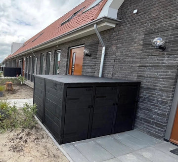 Containerombouw kliko ombouw douglas zwart 3 DICHTE ACHTERKANT LET OP GEEN BOUWPAKKET WORDT KANT EN KLAAR GELEVERD Dus geen gedoe van zelf in elkaar zetten Kliko Ombouw voor 3 containers Containerberging-Containerkast voor 3-Container berging