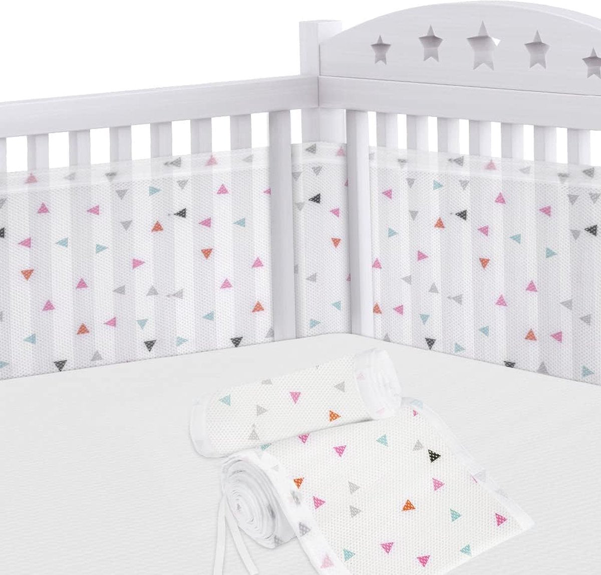 Bedomranding nestje, nestje voor kinderbedden, randbescherming, babybed, ademende bekleding, hoofdbescherming babybed, omrandingen, valbescherming voor babybed, rasterstokken, olifant (driehoek)
