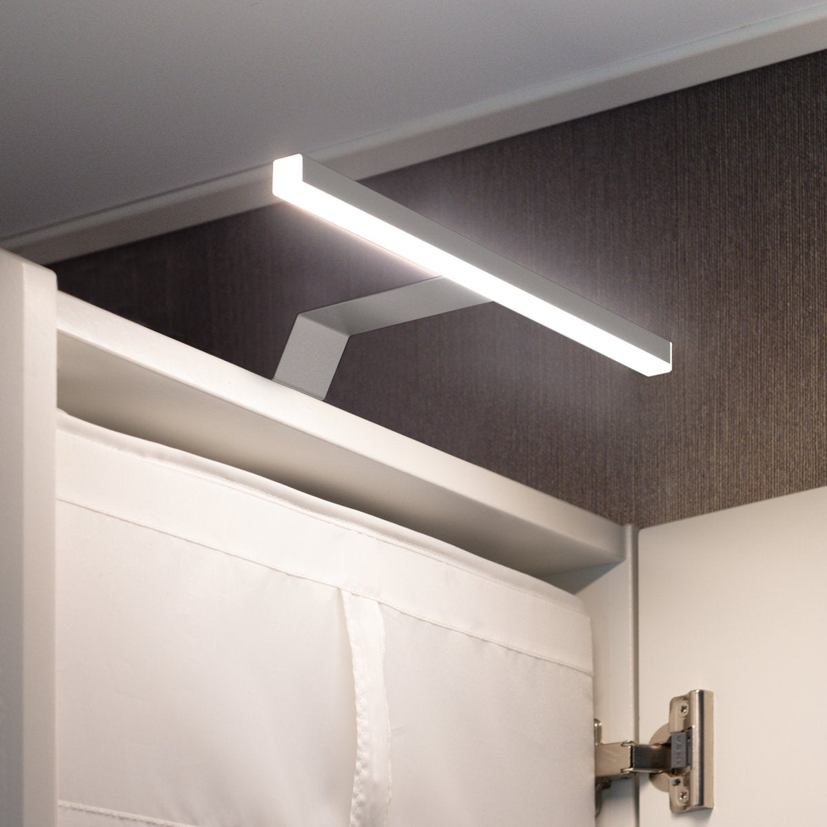 Eleganca luxe opbouwverlichting voor kasten en spiegels 2 stuks - B30 x H3.5 cm - Meubelverlichting - Kastverlichting - Spiegelverlichting - Schilderijverlichting - Warm wit licht 2700K - 5W - IP44 - Zilver