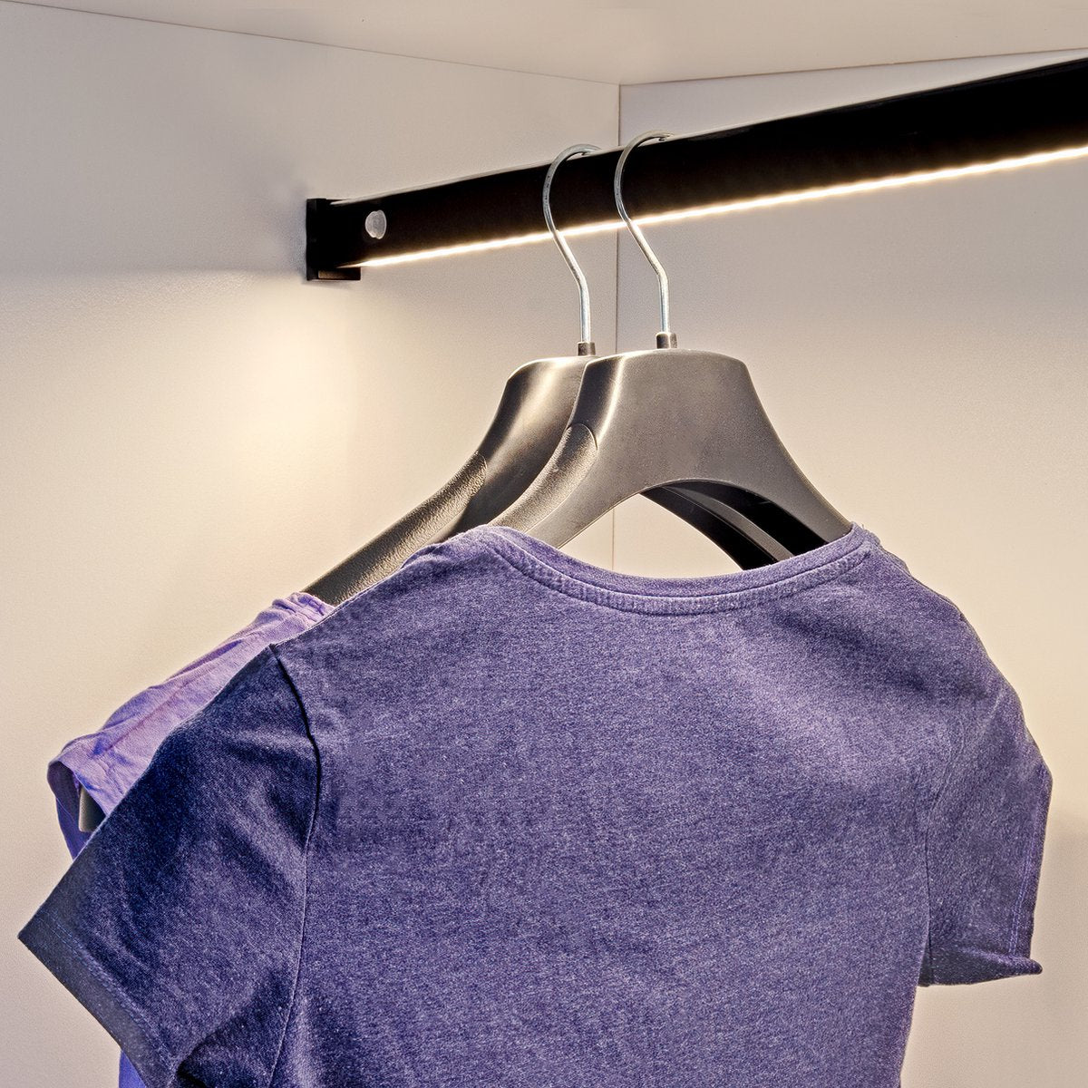 Eleganca kledingstang met LED verlichting 90cm - Incl. bewegingssensor rechterkant - Kastroede - Garderobestang - Stevig aluminium - zwart