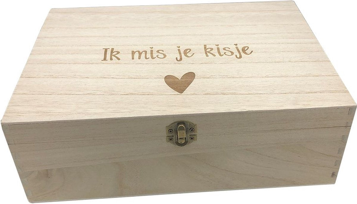 Ik Mis Je Kisje - Cadeautje voor een kind die een dierbare heeft verloren. Vol mooie en lieve cadeautjes die helpen bij verlies en het verwerkingsproces. Met extra ruimte voor eigen bewaarspulletjes. Speciaal ontwikkeld voor kinderen in de rouw.