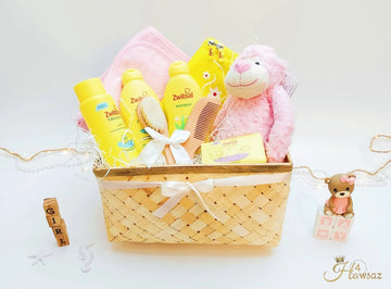Kraamcadeau Meisje 10 stuks - Newborn - Hawsaz.nl Cadeau - Genderneutraal kraamcadeau - Geschenkset unisex - Babygeschenkset - Babyshower - Knuffel - Gepersonaliseerde cadeaus - Geurkaars - Geurstokjes - Zwitsal Babyverzorging
