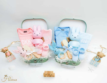 Kraamcadeau tweeling, jongen en meisje 14 stuks - Hawsaz.nl cadeau - Voordeelpakket - Koffertje - Kraampakket - Gepersonaliseerde kraamcadeau - Babykleding 0-m 3 m DKNY - Geboortecadeau - babyshower - Babyverzorging - Nijntje - Rammelaar - Bijtring
