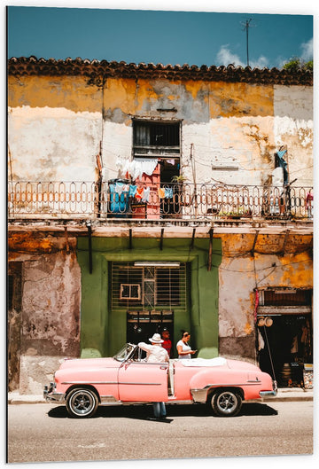 Dibond - Roze Cabrio Geparkeerd onder Traditioneel Italiaans Huisje - 60x90 cm Foto op Aluminium (Met Ophangsysteem)