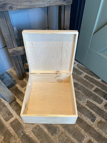 Houten kist met deksel en opdruk Mooie herinneringen ( hartjes ) / maat 30x30x19,6 cm / opbergkist met deksel