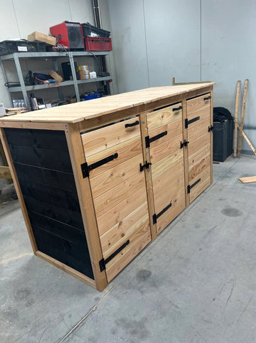 Containerombouw 3 kliko`s ombouw douglas zwarte zijkant LET OP GEEN BOUWPAKKET WORDT KANT EN KLAAR GELEVERD Dus geen gedoe van zelf in elkaar zetten - Kliko Ombouw voor 3 containers - Containerberging - Containerkast - Container berging
